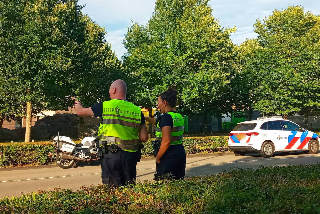 Motoragent botst op politiewagen
