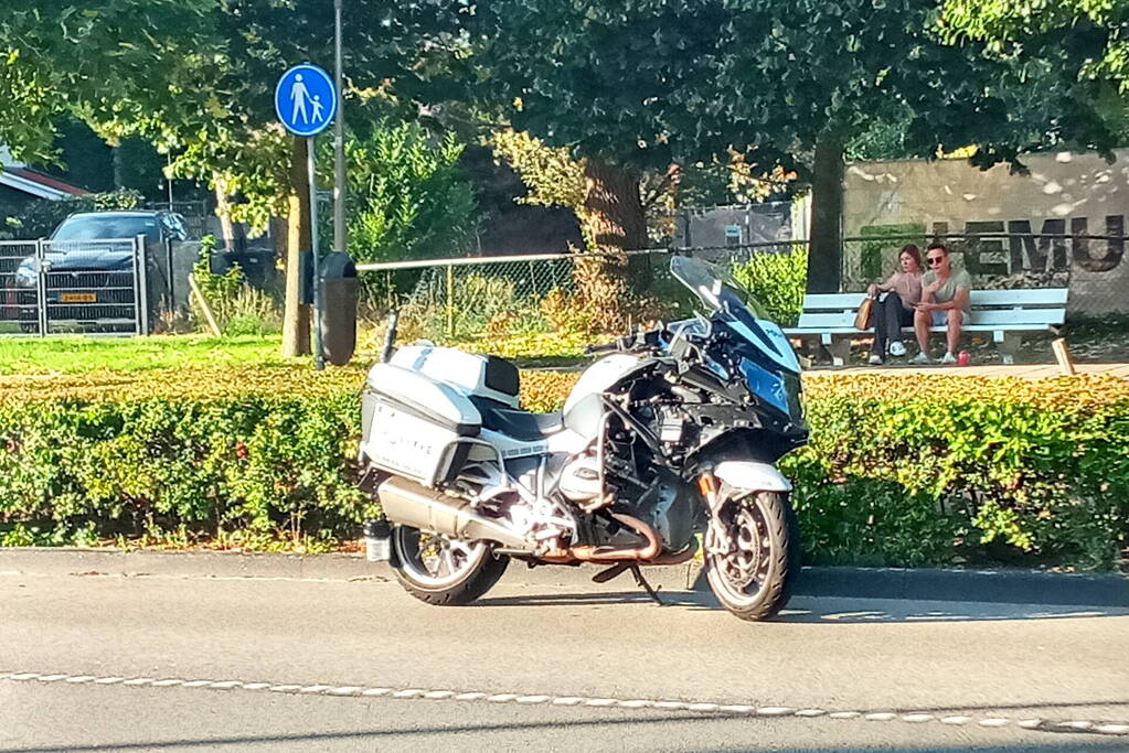 Motoragent botst op politiewagen