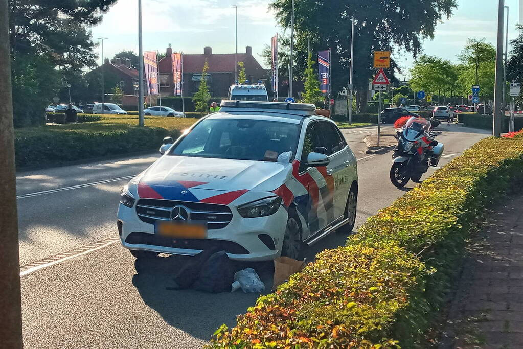 Motoragent botst op politiewagen