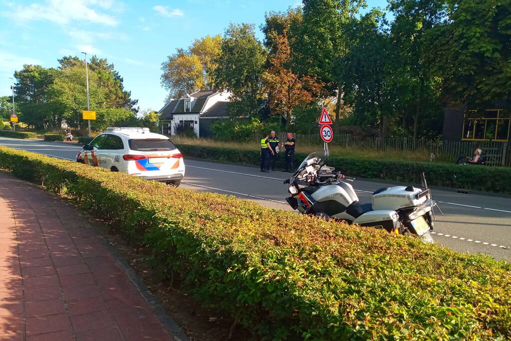 Motoragent botst op politiewagen