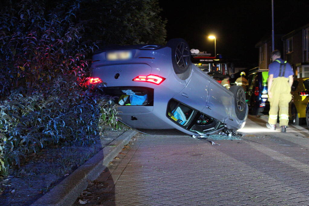 Auto slaat over de kop na botsing tegen stilstaande auto's
