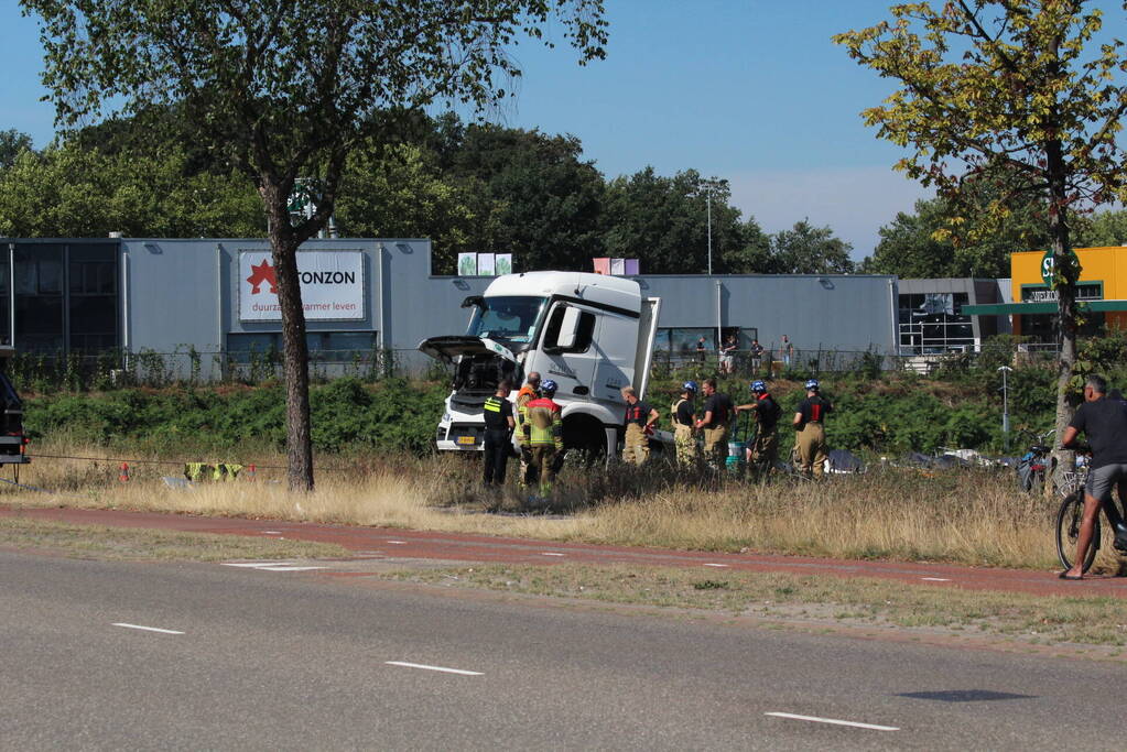 Vrachtwagen hangt gevaarlijk over de waterkant