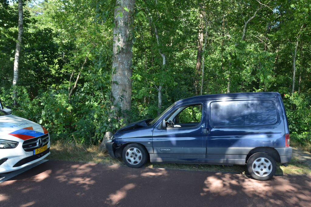 Automobilist eindigt tegen boom