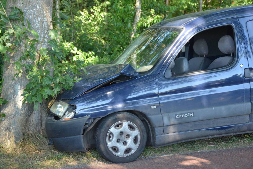 Automobilist eindigt tegen boom