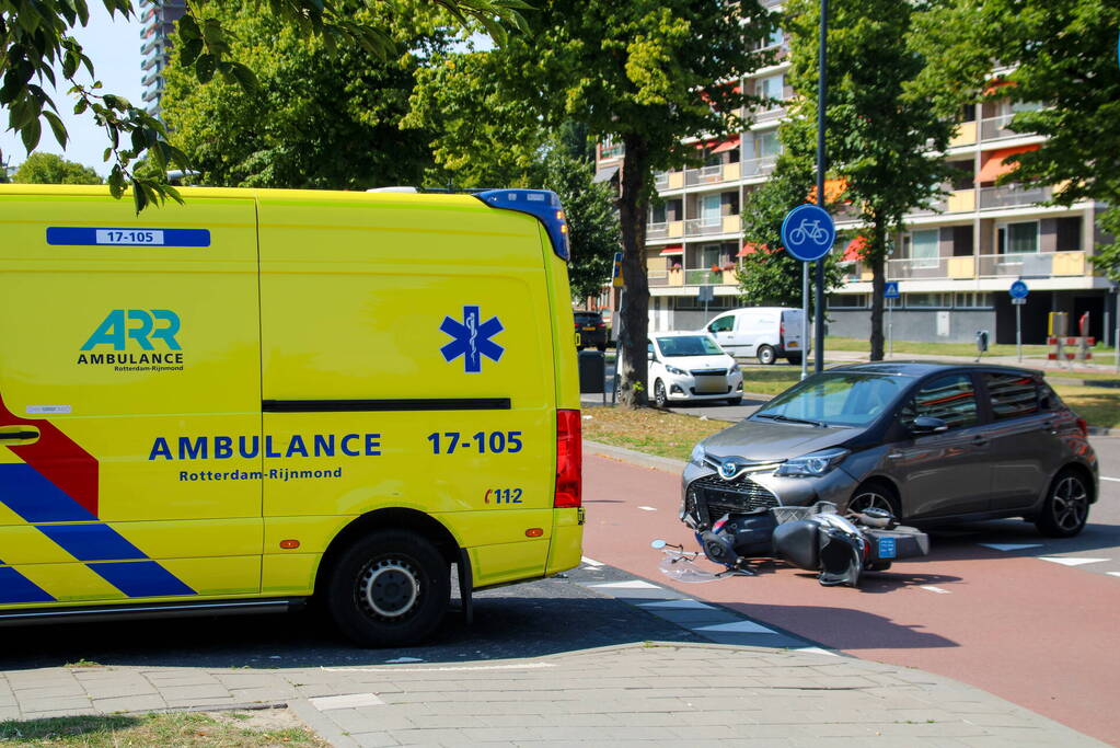 Afslaande automobilist ziet scooterrijder over het hoofd