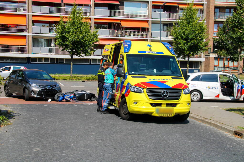 Afslaande automobilist ziet scooterrijder over het hoofd
