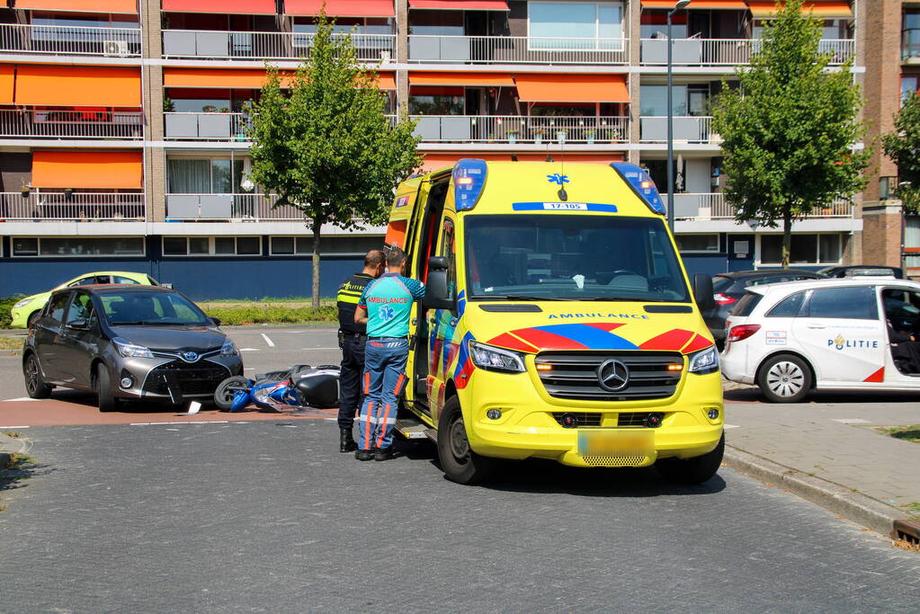 Afslaande automobilist ziet scooterrijder over het hoofd