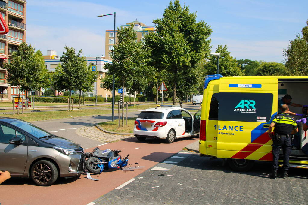 Afslaande automobilist ziet scooterrijder over het hoofd