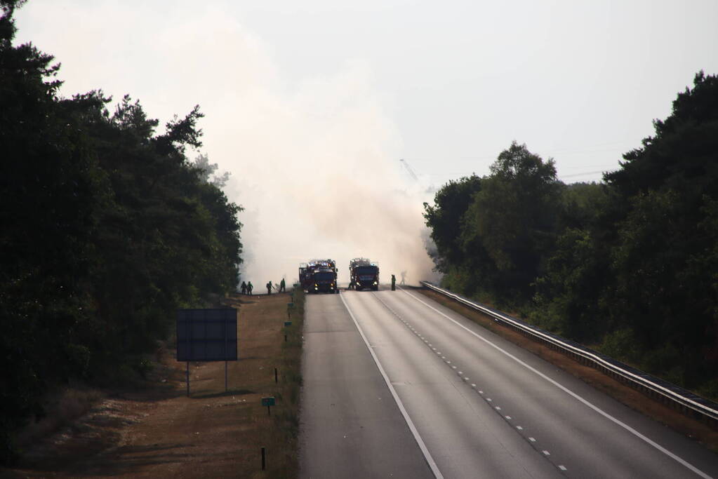 Snelweg afgesloten vanwege grote bermbrand