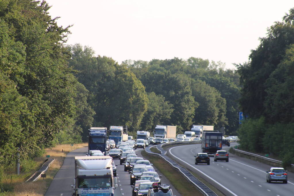 Snelweg afgesloten vanwege grote bermbrand