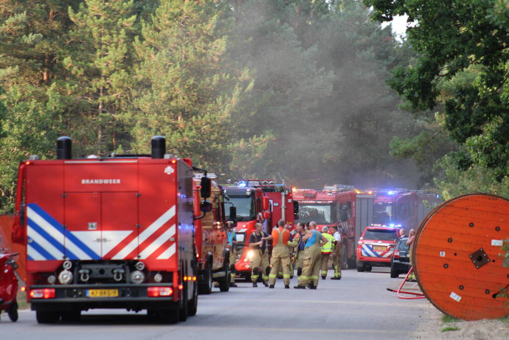 Snelweg afgesloten vanwege grote bermbrand