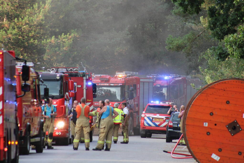 Snelweg afgesloten vanwege grote bermbrand