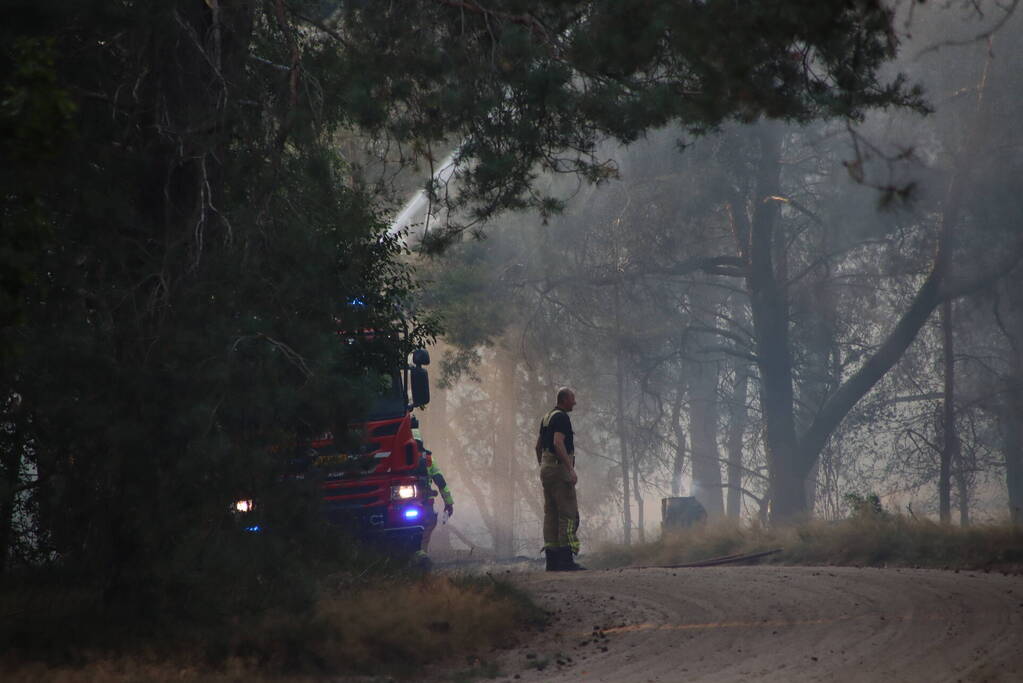 Snelweg afgesloten vanwege grote bermbrand