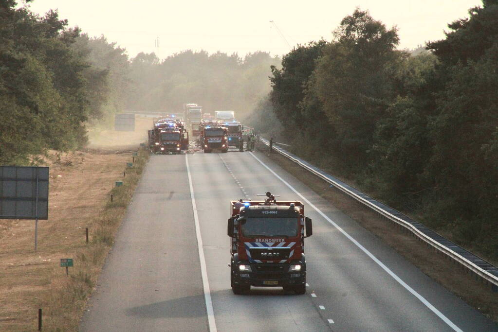 Snelweg afgesloten vanwege grote bermbrand