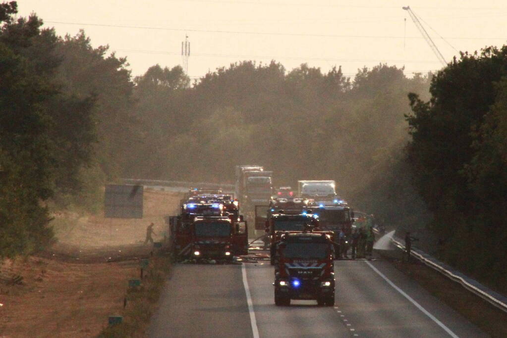 Snelweg afgesloten vanwege grote bermbrand