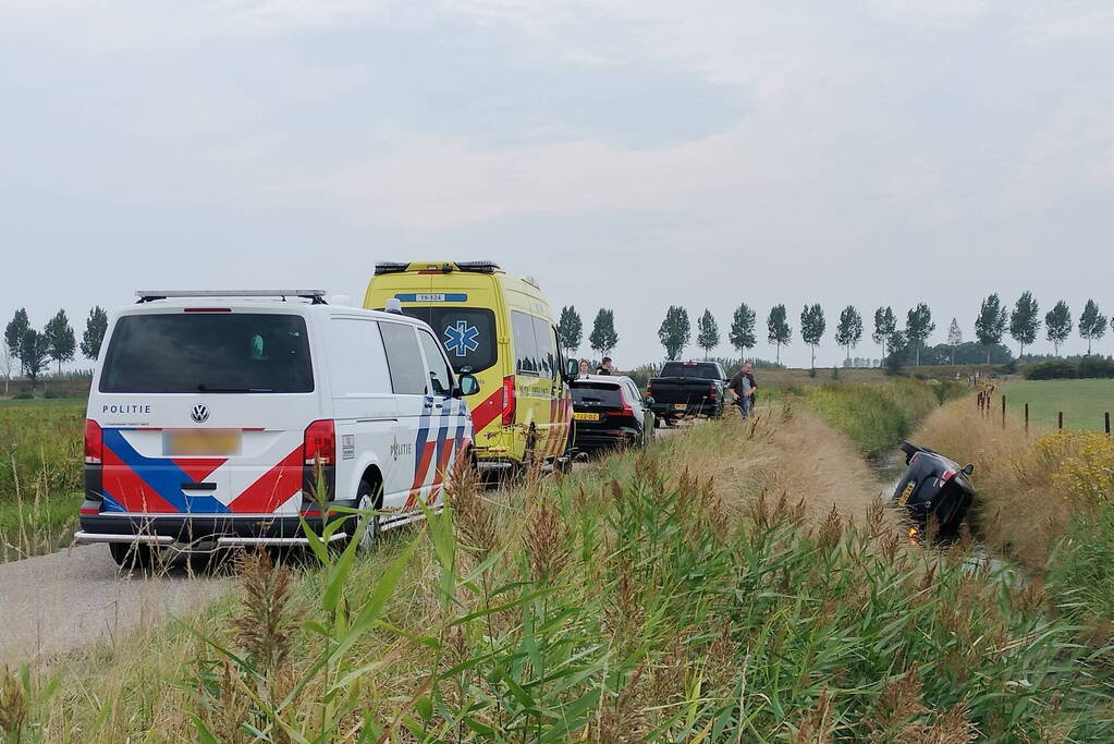Auto belandt in sloot