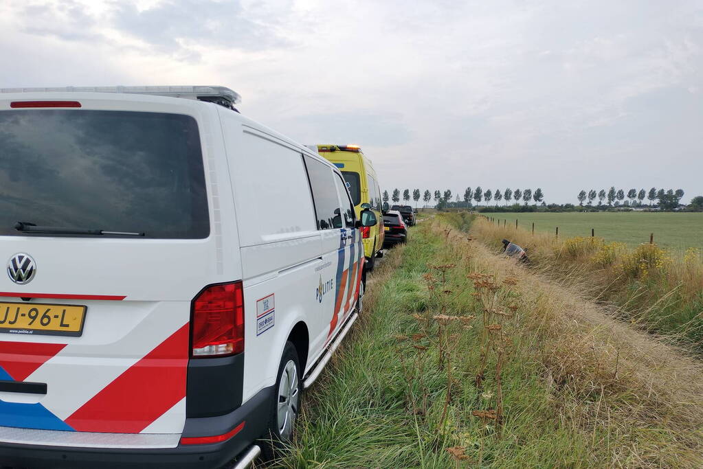 Auto belandt in sloot