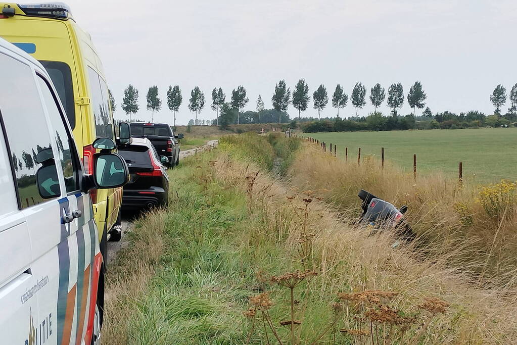 Auto belandt in sloot