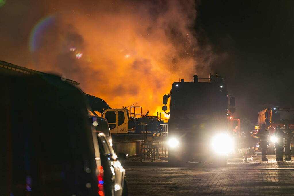 Flinke buitenbrand in grote stapel hooi