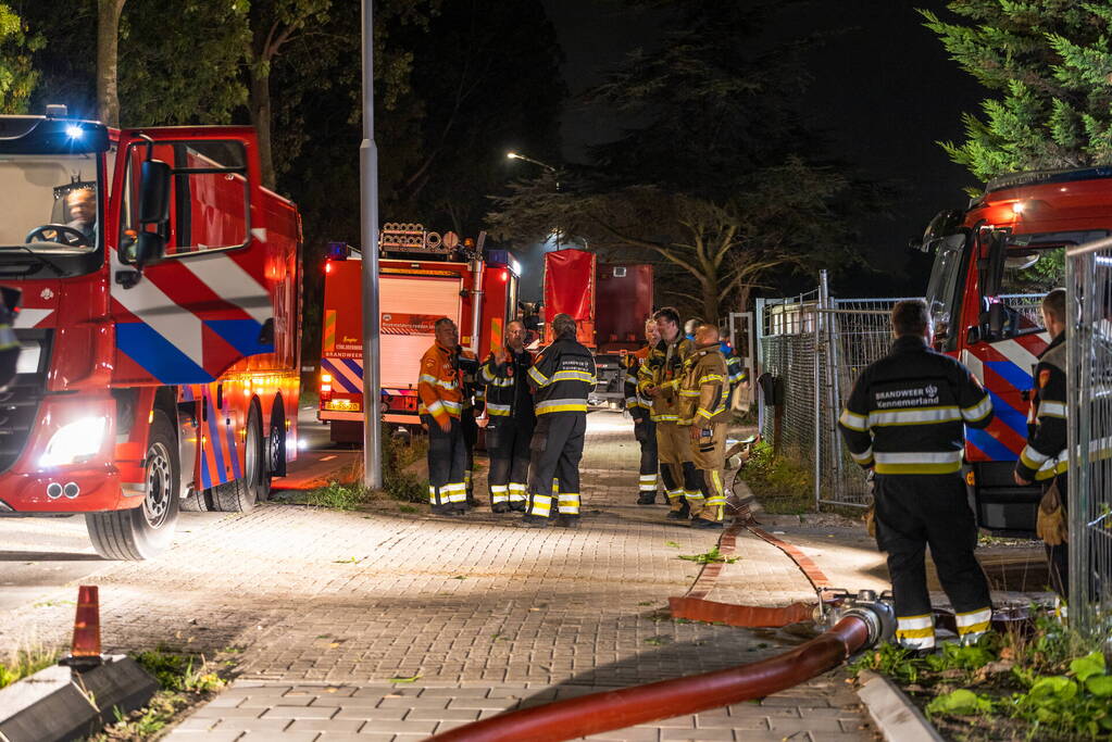 Flinke buitenbrand in grote stapel hooi