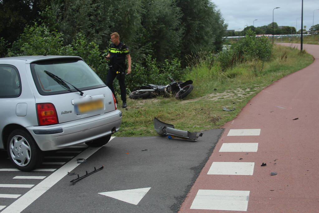Flinke schade na aanrijding tussen auto en brommer