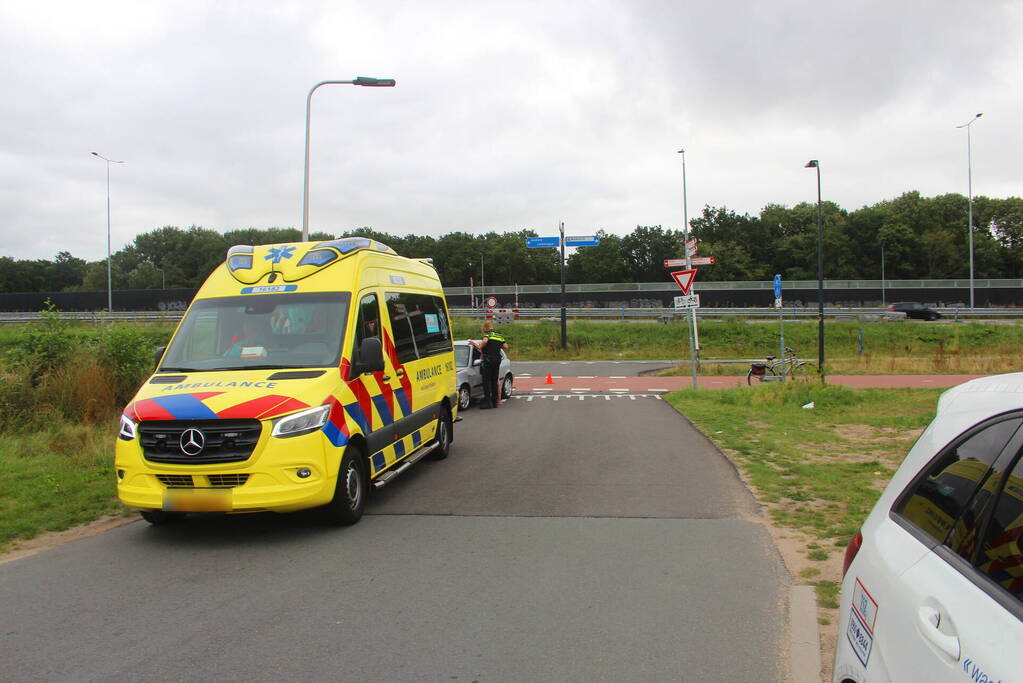 Flinke schade na aanrijding tussen auto en brommer