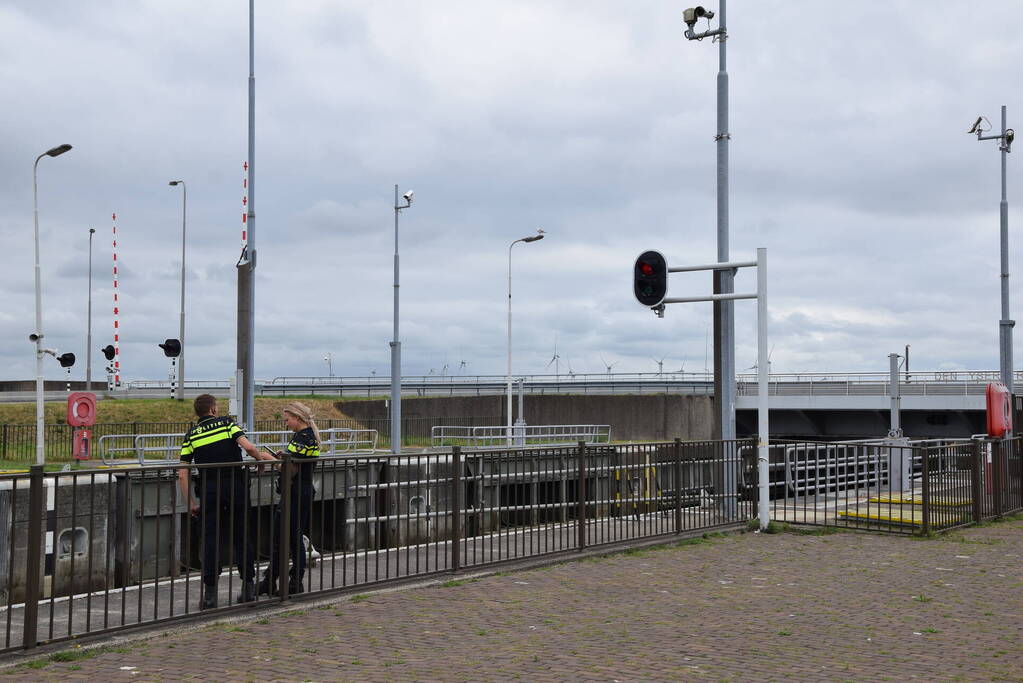 Boot doorgevaren na botsing