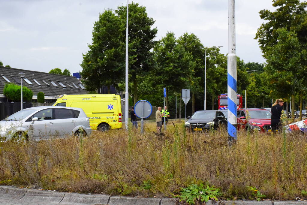 Jongedame op fiets aangereden op rotonde