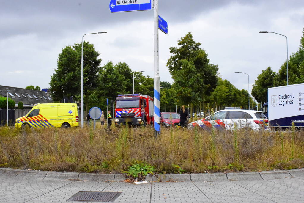 Jongedame op fiets aangereden op rotonde