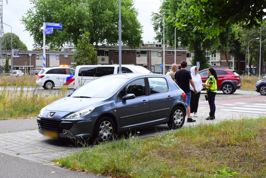 Jongedame op fiets aangereden op rotonde