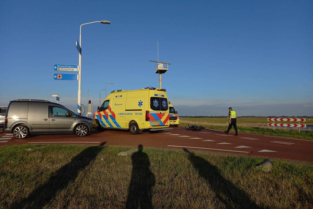 Persoon zwaargewond bij verkeersongeval