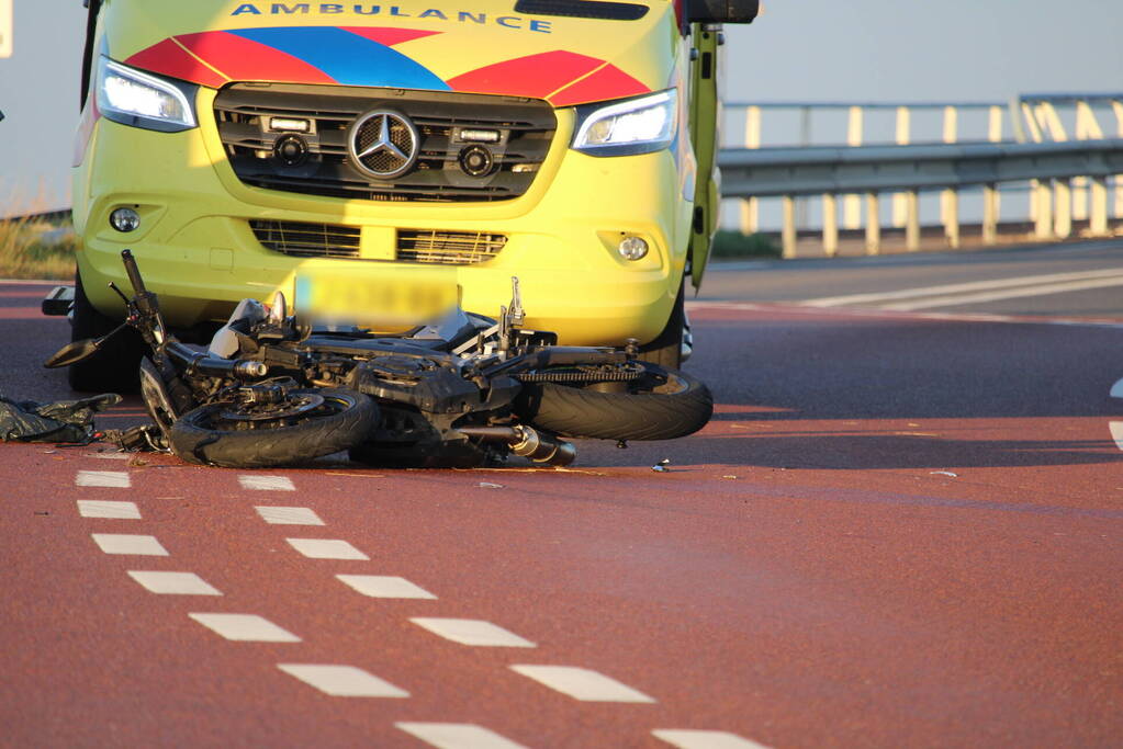 Persoon zwaargewond bij verkeersongeval