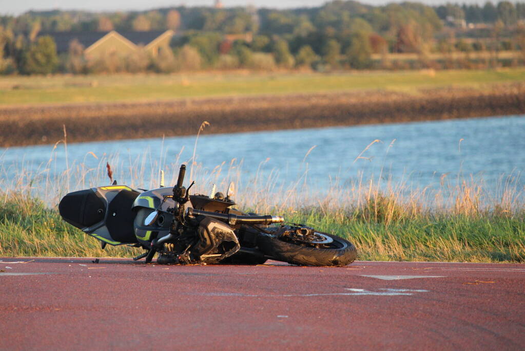 Persoon zwaargewond bij verkeersongeval