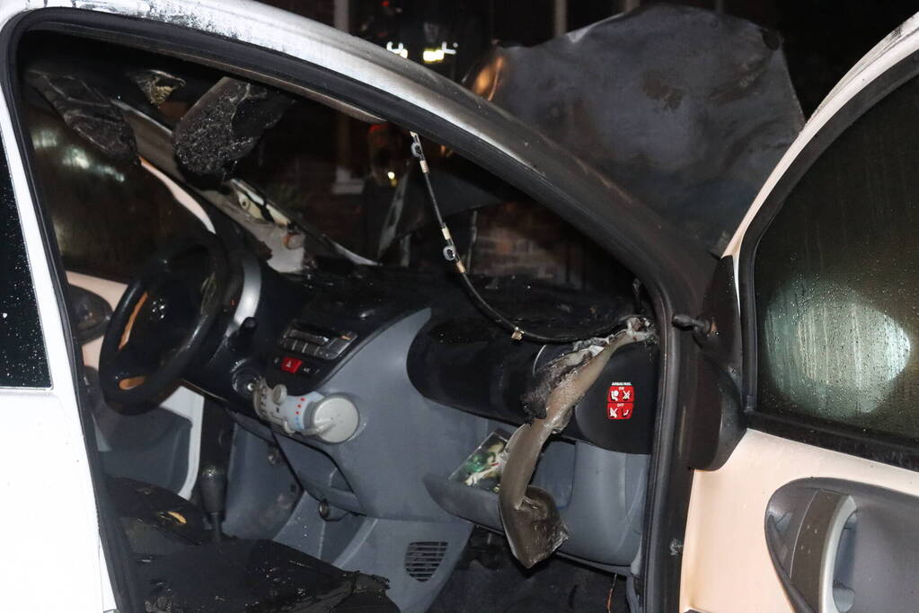 Auto verwoest door brand, politie doet onderzoek