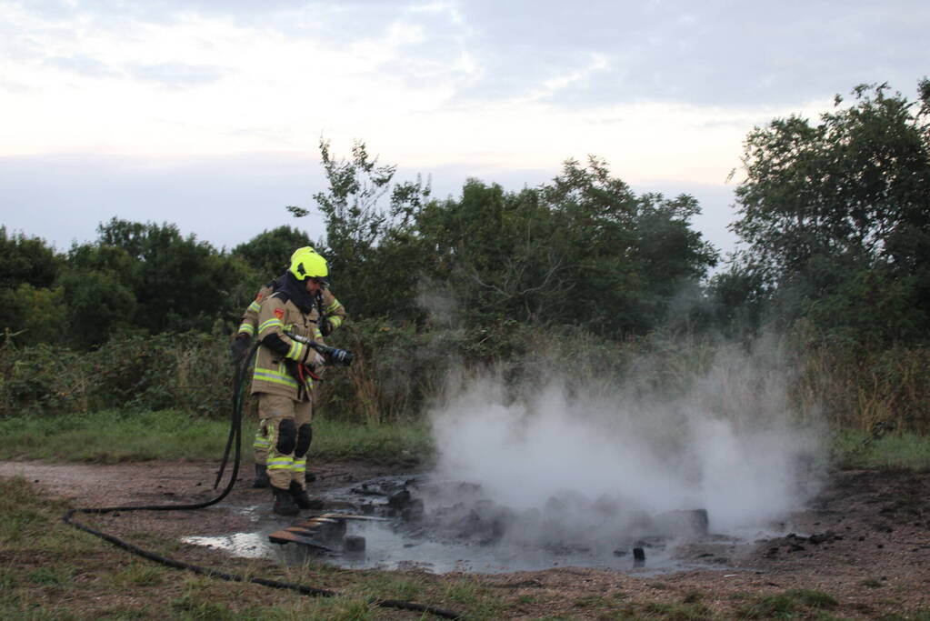 Pallets boven op berg in brand gevlogen