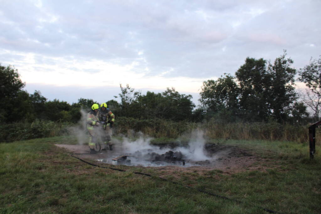 Pallets boven op berg in brand gevlogen