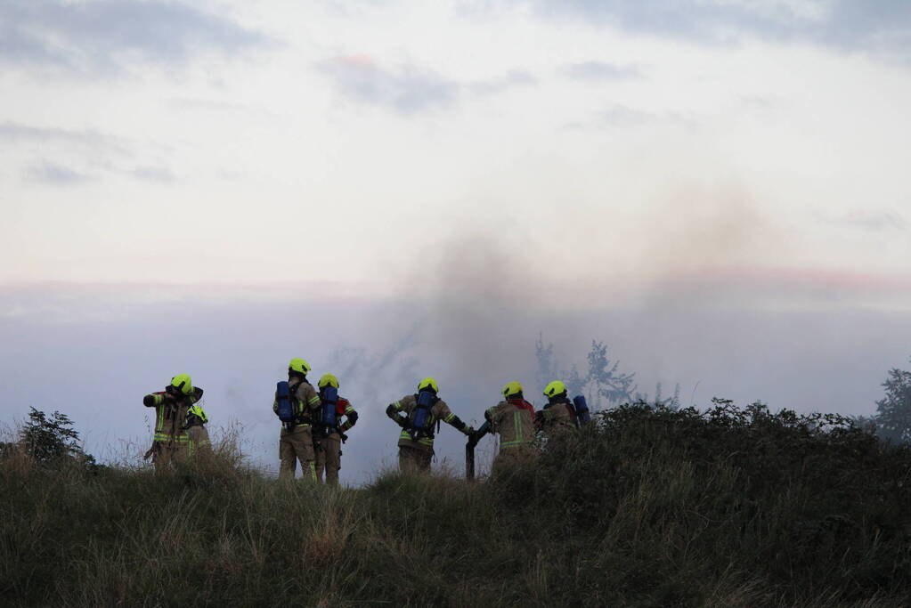 Pallets boven op berg in brand gevlogen