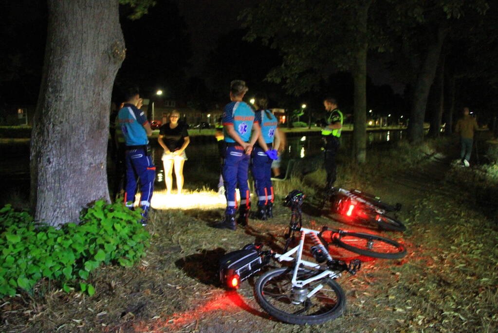 Zwemmend koppel aangesproken door politie