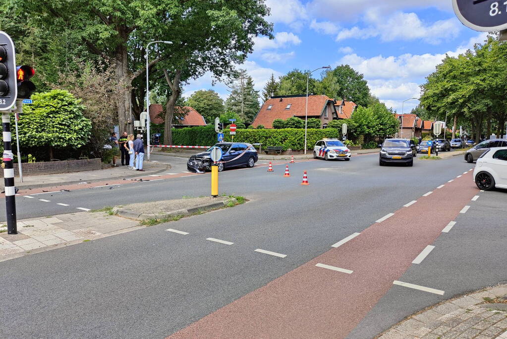 Brandweerwagen onderweg naar brand in botsing met auto