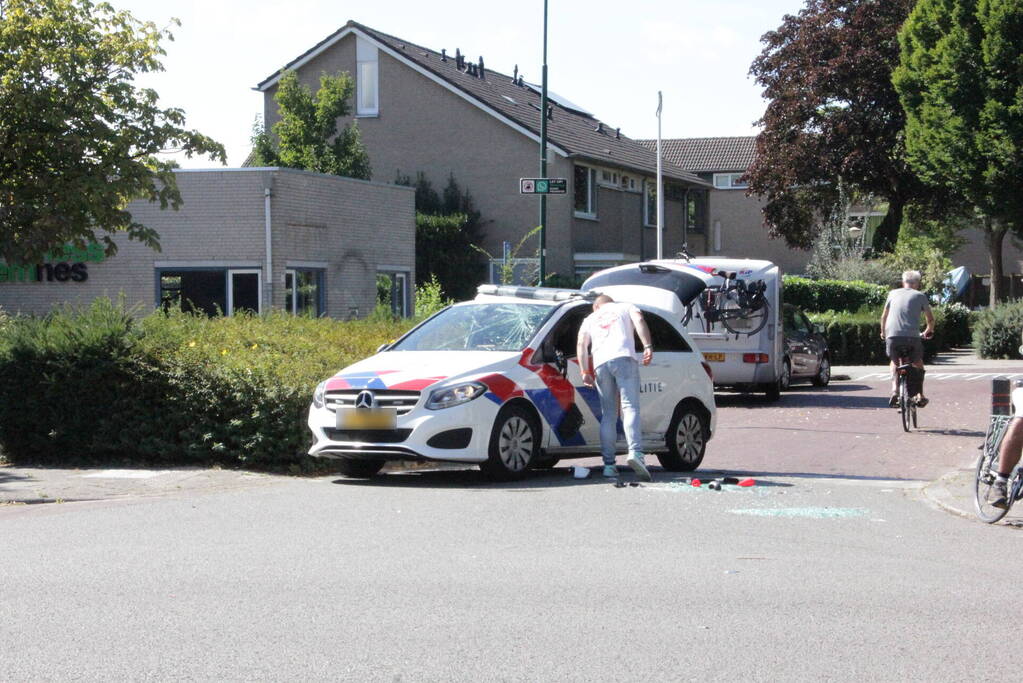 Politievoertuig slaat over de kop tijdens spoedrit