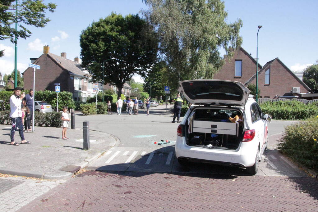 Politievoertuig slaat over de kop tijdens spoedrit