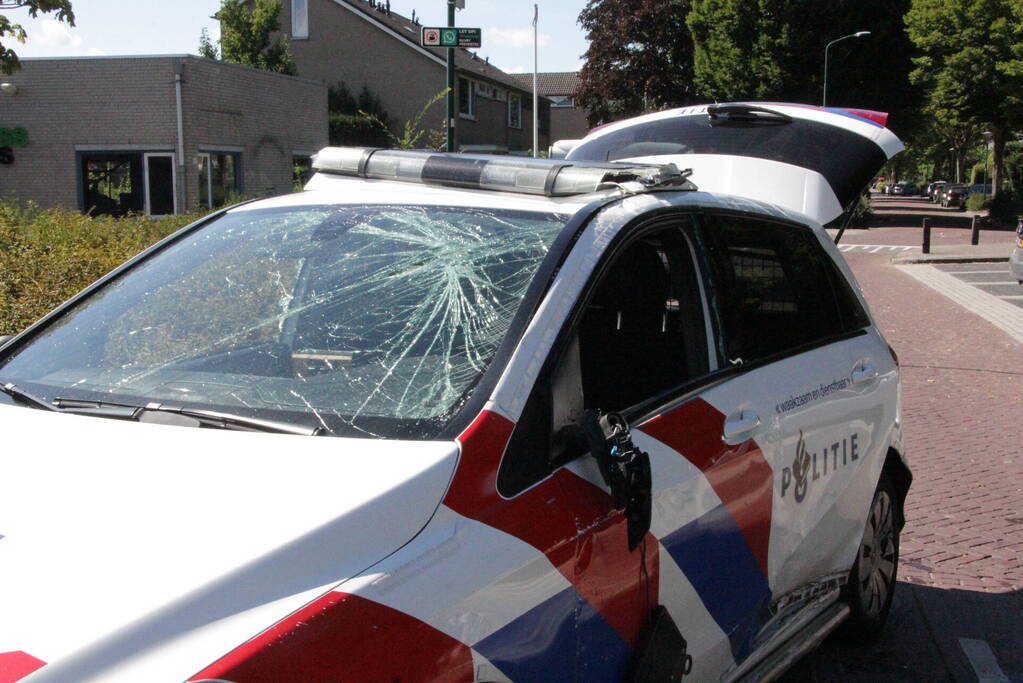 Politievoertuig slaat over de kop tijdens spoedrit