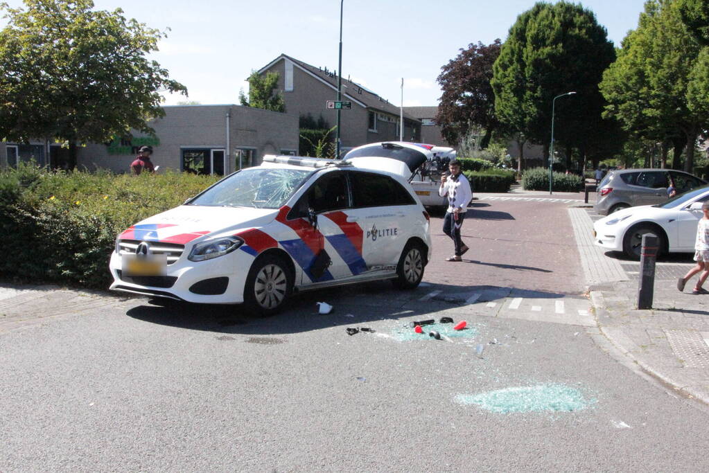 Politievoertuig slaat over de kop tijdens spoedrit