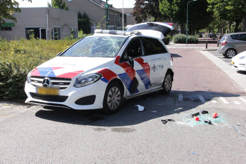 Politievoertuig slaat over de kop tijdens spoedrit