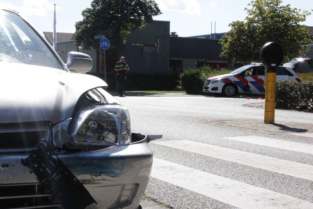 Politievoertuig slaat over de kop tijdens spoedrit