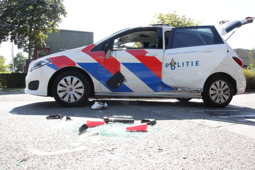 Politievoertuig slaat over de kop tijdens spoedrit
