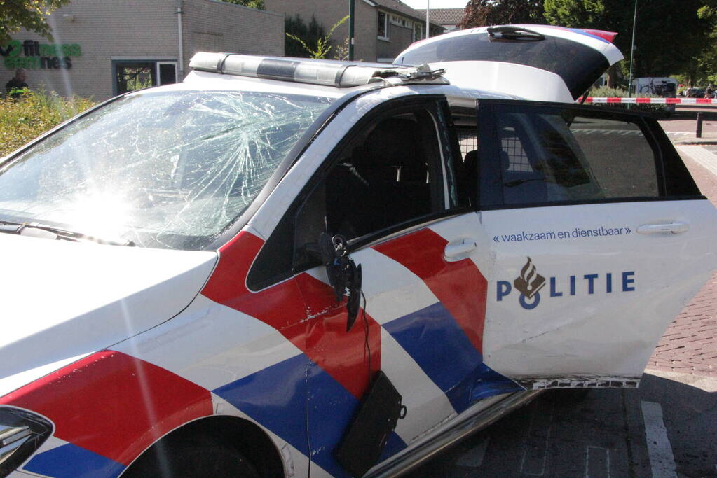 Politievoertuig slaat over de kop tijdens spoedrit
