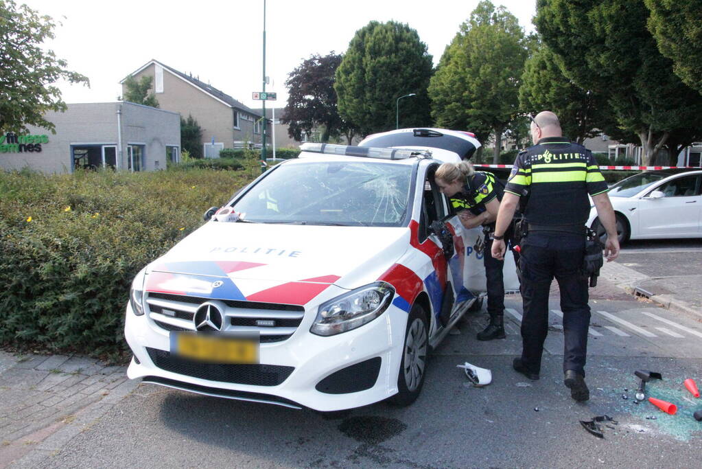 Politievoertuig slaat over de kop tijdens spoedrit