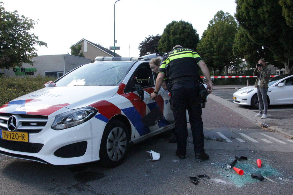 Politievoertuig slaat over de kop tijdens spoedrit