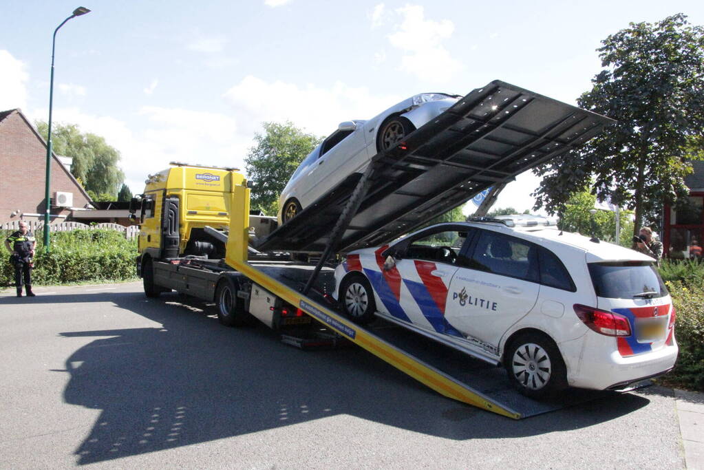 Politievoertuig slaat over de kop tijdens spoedrit